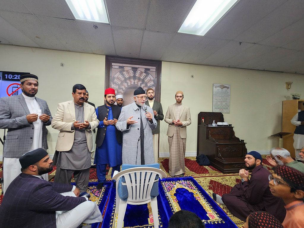 Shaykh-ul-Islam offers Eid prayer at Mississauga Community Center